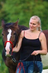 Mona mit ihrem Pferd Dina